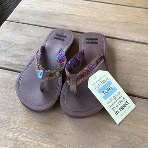NWT TOM’S flip flops